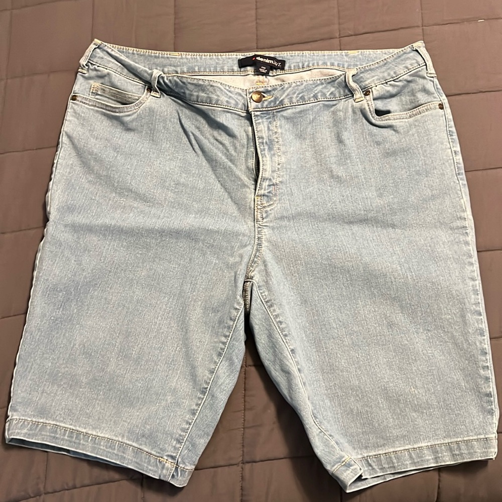 Soft light blue denim stretchy shorts, 20 W